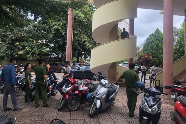 Nam thanh niên chết dưới chân cầu thang nhà văn hóa Đắk Lắk