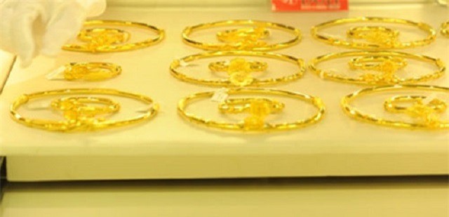 Giá vàng hôm nay (18/9): USD biến động manh, vàng tụt giảm