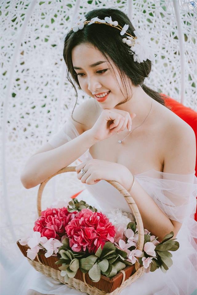 Chùm ảnh Á hậu 2 Thúy An xinh đẹp, quyến rũ đời thường 