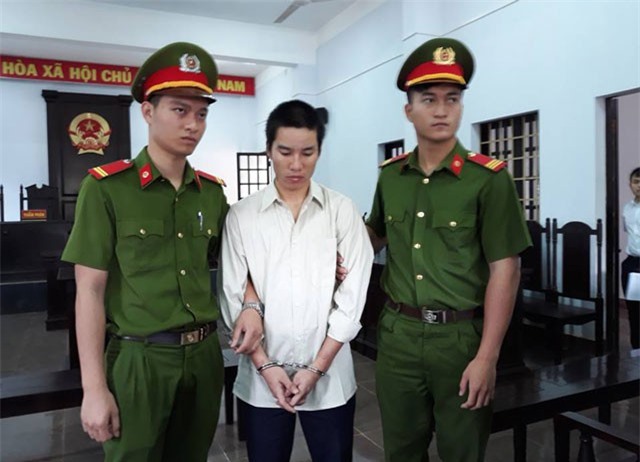 Nghi ngờ vợ ngoại tình, chồng đâm chết vợ giữa đường