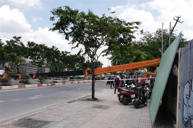 Cần cẩu sập trên đại lộ lớn nhất Sài Gòn, nhiều người tháo chạy