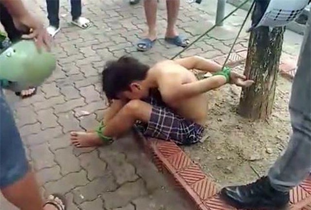 Tạm giữ 3 người trói thiếu niên đánh giày vì nghi trộm tiền ở Hà Nội