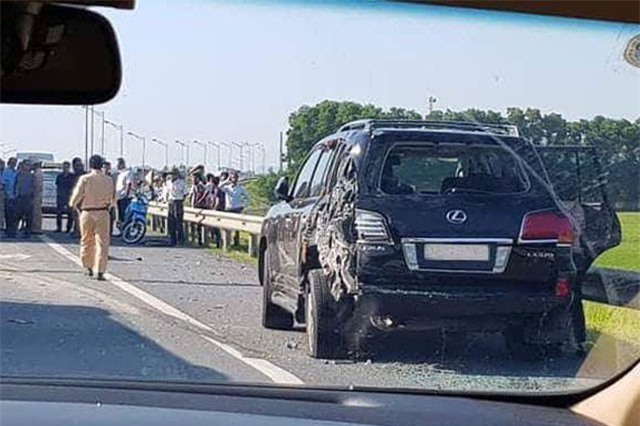 Tài xế Lexus biển tứ quý 8 bị xe tải đâm tử vong khi đang làm việc với CSGT