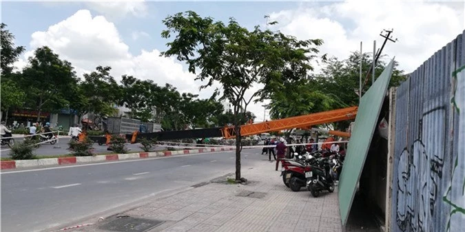 Cần cẩu sập trên đại lộ lớn nhất Sài Gòn, nhiều người tháo chạy
