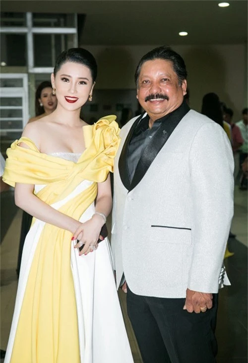 Á hậu Thái Như Ngọc đến dự đêm chung kết Hoa hậu Việt Nam cùng đạo diễn kiêm diễn viên, nhà sản xuất phim Ramani Raja.