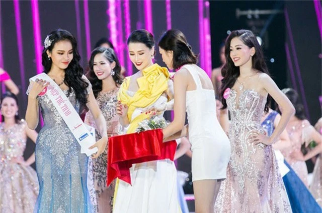 Thái Như Ngọc xuất hiện trên sân khấu đêm chung kết Hoa hậu Việt Nam 2018 để trao giải Người đẹp thể thao.