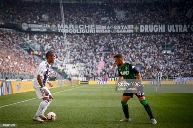 Đã có án phạt cho hành vi phi thể thao của Douglas Costa - Ảnh 1.