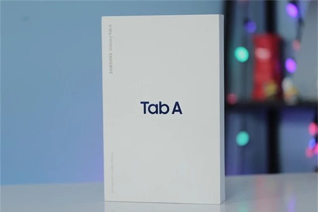 Phiên bản Galaxy Tab A 10.5 sử dụng tông màu trắng để làm vỏ hộp thay vì màu đen như mẫu Galaxy Tab S mới ra mắt cùng lúc.