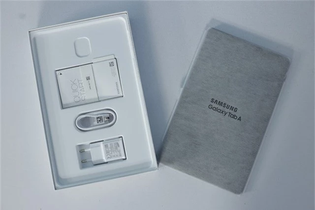 Samsung tích hợp bên trong máy bộ phụ kiện sạc nhanh, cáp USB Type C và sách hướng dẫn.