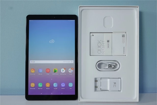 Galaxy Tab A 10.5 2018 trang bị màn hình tràn viền kích thước 10,5 inch khá lớn để trải nghiệm hình ảnh tốt. Màn hình này được thiết kế theo tỷ lệ 16:10, giúp phần viền mỏng hơn và kích thước cũng rút gọn hơn các thế hệ trước.