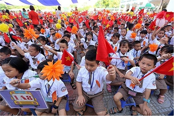 Sĩ số quá tải tại Hà Nội: Chỉ chăm chăm xây nhà chứ không quan tâm xây trường!
