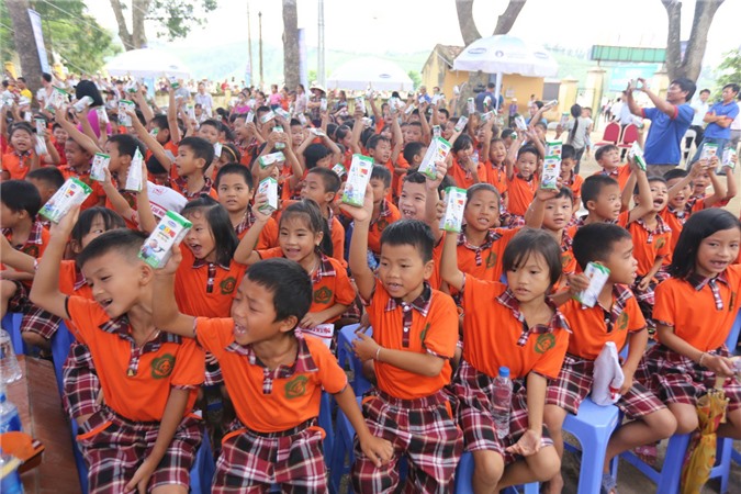 Quỹ sữa vươn cao Việt Nam và Vinamilk đem niềm vui ngày Tết Trung thu đến cho trẻ em Vĩnh Phúc