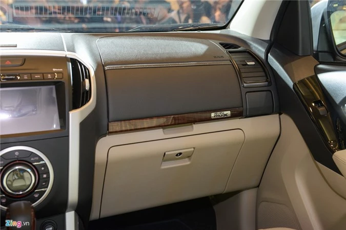 Isuzu mu-X có rất nhiều ngăn chứa đồ bố trí trong khoang cabin. Isuzu mu-X có rất nhiều ngăn chứa đồ bố trí trong khoang cabin.