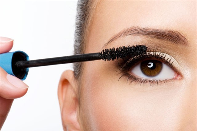 Mẹo chải mascara chuẩn để lông mi không vón cục
