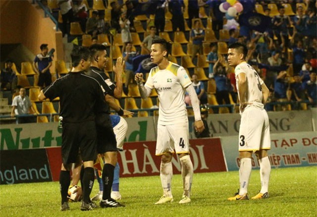 Quế Ngọc Hải khó lên tuyển vì cú chỉ tay định mệnh