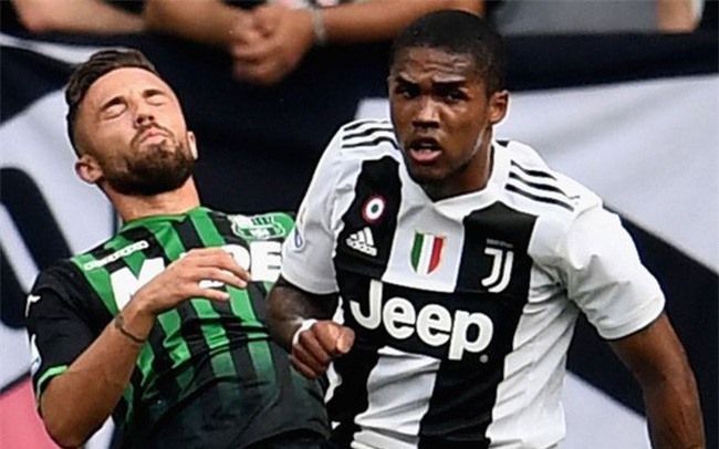 Phun nước bọt vào mặt đối thủ, Douglas Costa bị treo giò 4 trận