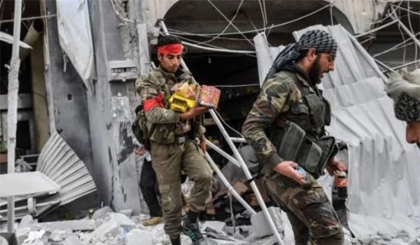 Phiến quân đột nhập nhà kho, cướp tài sản của người dân ở Bắc Syria