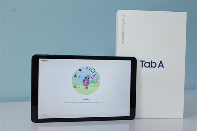 Khui hộp Galaxy Tab A 10.5 chính hãng vừa lên kệ tại Việt Nam