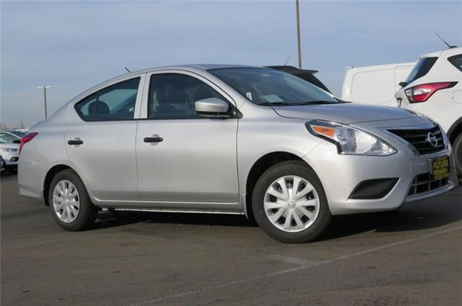 1. Nissan Versa S Sedan 2018 (giá: 12.110 USD).