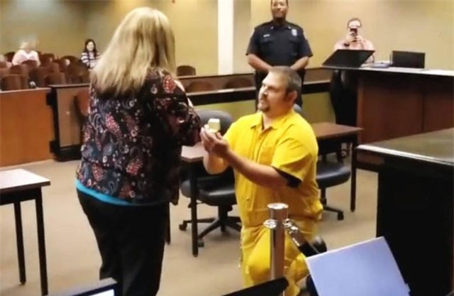 Màn cầu hôn độc lạ... khiến cô dâu vừa "đau tim" vừa hạnh phúc