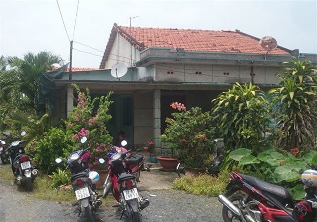 Vợ chết trong phòng tắm, chồng bất tỉnh ngay cửa nhà