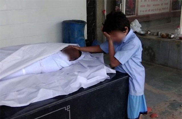 Bức ảnh đau lòng về cậu bé nghèo gây quỹ gần 1 tỉ đồng trong một ngày