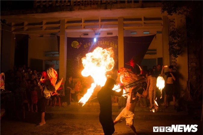 Doc dao ngoi lang tu tre den gia deu biet mua su tu, thoi lua nhu nghe si xiec hinh anh 4