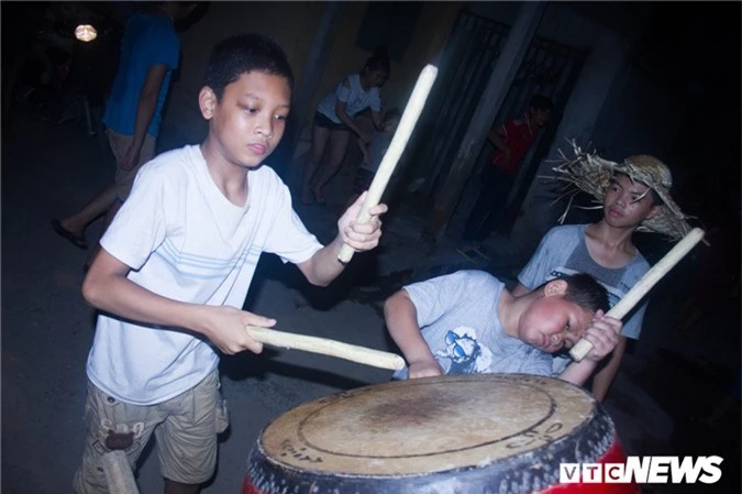 Doc dao ngoi lang tu tre den gia deu biet mua su tu, thoi lua nhu nghe si xiec hinh anh 9