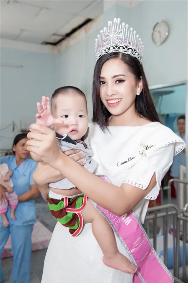 Trần Tiểu Vy và ban tổ chức Hoa hậu Việt Nam vừa thăm hỏi các em nhỏ tại Trung tâm bảo trợ trẻ tàn tật, mồ côi Thị Nghè, TP HCM. Đây là hoạt động thiện nguyện đầu tiên của Tiểu Vy trên cương vị Hoa hậu Việt Nam.