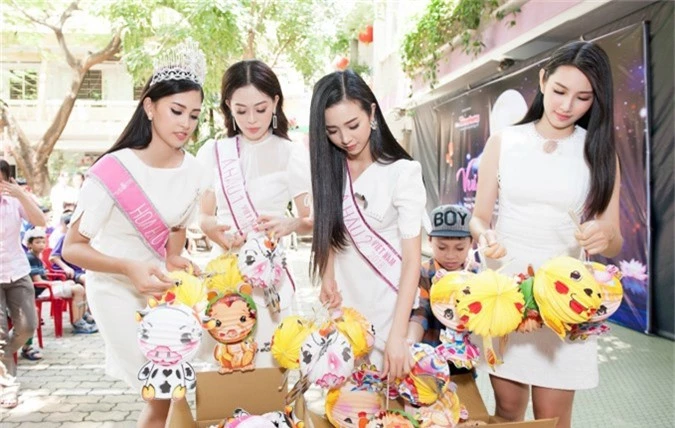 Các người đẹp chuẩn bị lồng đèn để tặng cho các bé ở lễ hội trung thu do ban tổ chức Hoa hậu Việt Nam thực hiện.
