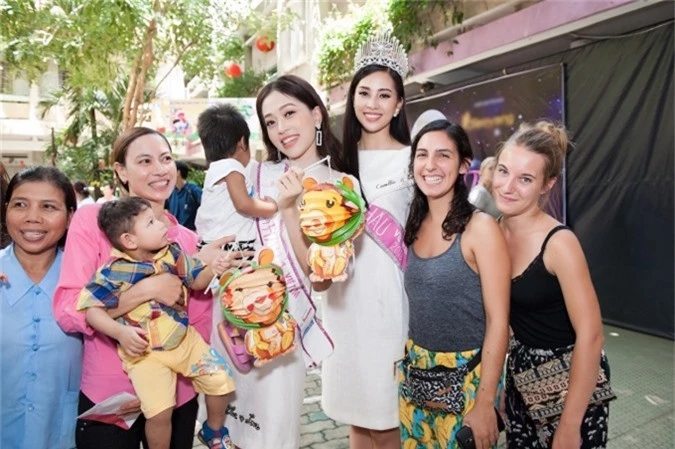 Á hậu Phương Nga (váy trái, bên trái) cùng Hoa hậu Tiểu Vy chụp hình cùng các tình nguyện viên nước ngoài.