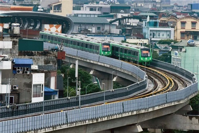 Tại mỗi ga, đoàn tàu sẽ dừng lại 1 phút. Vận tốc chạy tàu trung bình từ 30-35km/h (ảnh: Toàn Vũ)