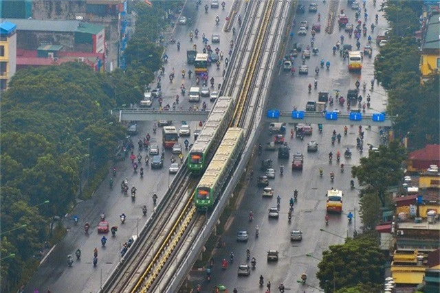 
Các đoàn tàu chạy trên cao đầu tiên tại Việt Nam đã hoà nhập vào mạng lưới giao thông thủ đô sau gần 10 năm thực hiện dự án (ảnh: Toàn Vũ)
