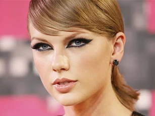 Taylor Swift chịu lỗ bán nhà để gần bạn trai