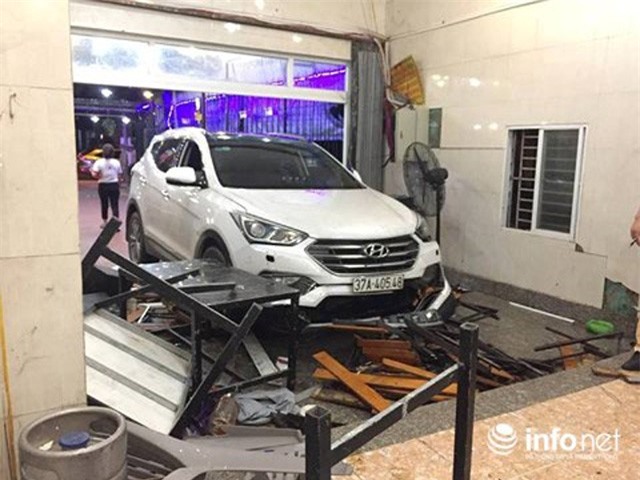 Hà Tĩnh: Xe ôtô lao vào quán nhậu, hàng chục người bị thương