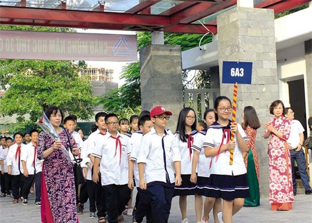 Miễn học phí trẻ mầm non lớp 5 tuổi và THCS: Bao giờ mới triển khai?