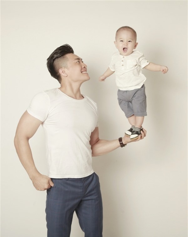 Khán giả tròn mắt nhìn Quốc Cơ làm xiếc với con trai 2 tuổi