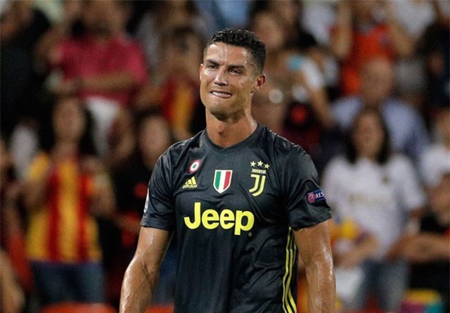 NÓNG: UEFA mổ băng tình huống Ronaldo nhận thẻ đỏ