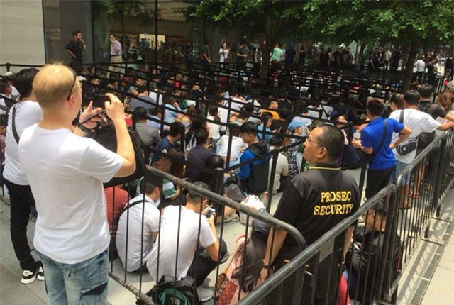 Clip: ‘Biển người’ xếp hàng chờ mua iPhone Xs, iPhone Xs Max ở Singapore