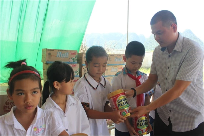 Anh Đặng Trung Cường - Đại diện Tạp chí Điện tử Doanh nghiệp Việt Nam và Công ty TNHH Truyền thông Reporter trao quà cho các em nhỏ.