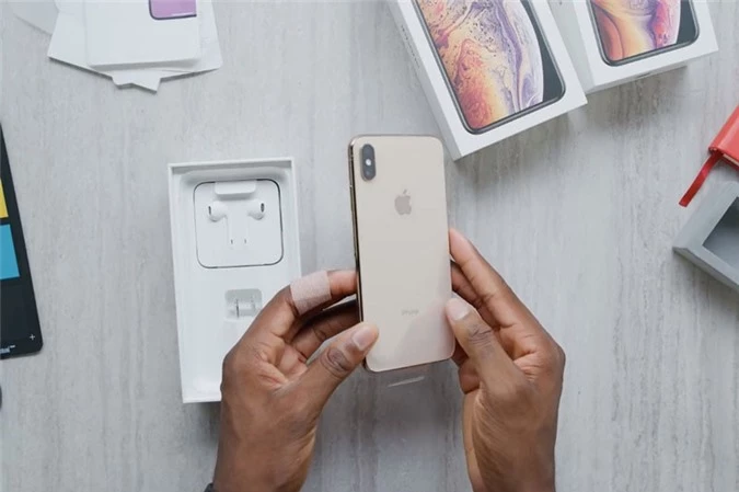 Thân máy và hộp đựng iPhone Xs Max.