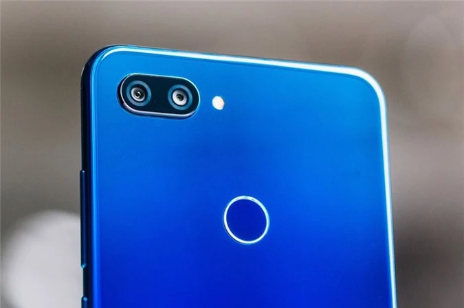 Bộ đôi camera sau của Xiaomi Mi 8 Lite có độ phân giải 12 MP, khẩu độ f/1.9 và 5 MP, f/2.0. Hai máy ảnh này được trang bị đèn flash LED, hỗ trợ lấy nét theo pha, chụp ảnh xóa phông, quay video 4K. 