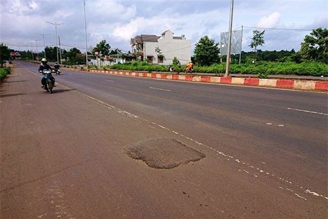 Cận cảnh đường gần 680 tỷ chưa thông xe đã vá chằng vá đụp