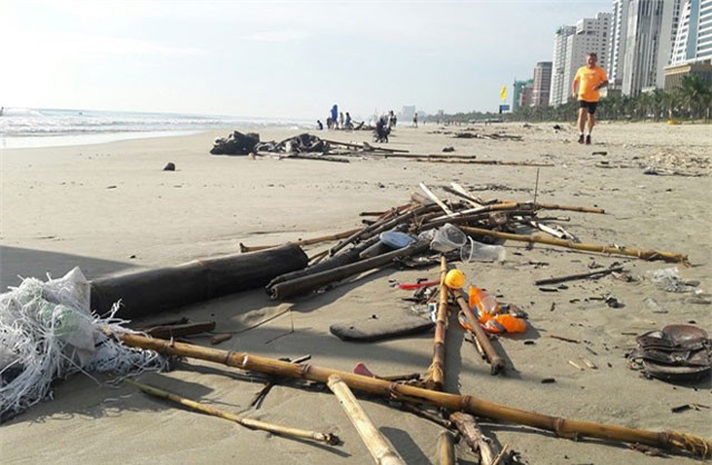 Hơn 8 km bờ biển Đà Nẵng ngập rác sau mưa
