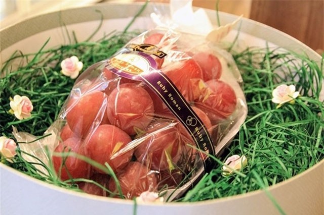 Nho 11 triệu đồng/chùm, dưa hấu 4 triệu/quả vẫn hút giới nhà giàu Việt