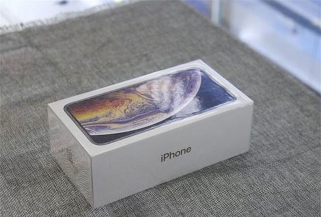 Mở hộp chiếc iPhone XS Max đầu tiên về Việt Nam giá 68 triệu đồng