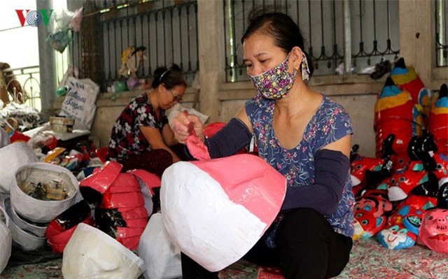 Kiếm 300 triệu đồng mỗi năm từ việc làm mặt nạ Trung thu