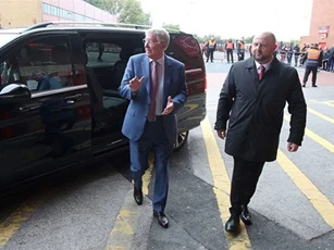 Sir Alex Ferguson trở lại Old Trafford sau cơn bạo bệnh