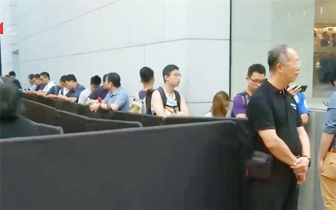 Người Trung Quốc vẫn xếp hàng mua iPhone bất chấp căng thẳng Mỹ - Trung