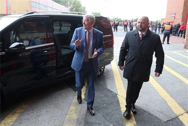 Sir Alex Ferguson tro lai Old Trafford sau con bao benh hinh anh 1